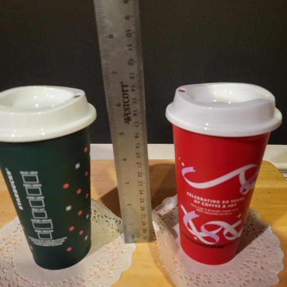 Pair of Starbucks Plastic Travel Cups with Lids Red & Green - Picture 6 of 10